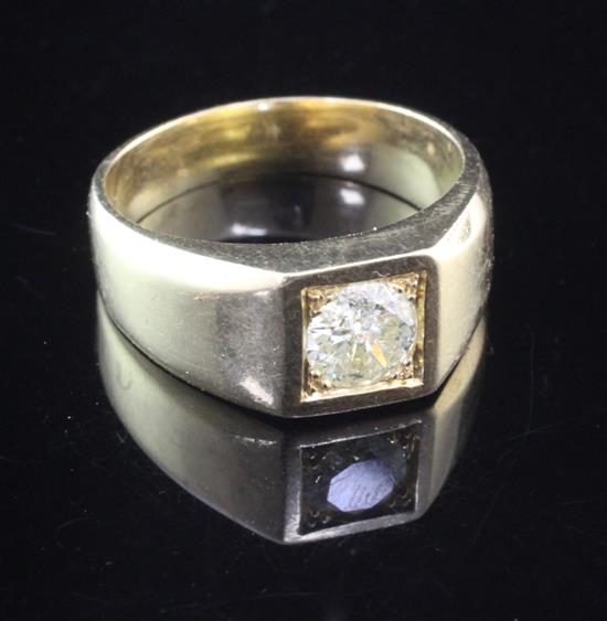 A gentlemans gold and solitaire diamond ring, size Y.